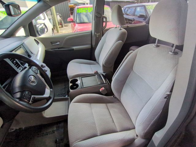 2015 Toyota Sienna LE - 22949502 - 13