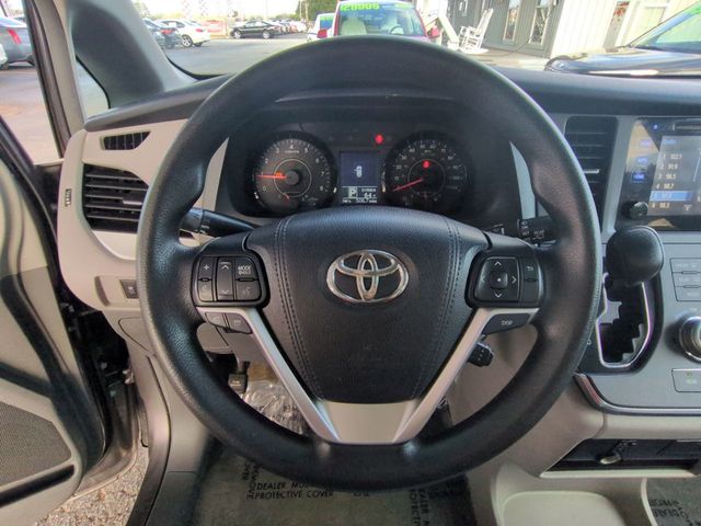 2015 Toyota Sienna LE - 22949502 - 14