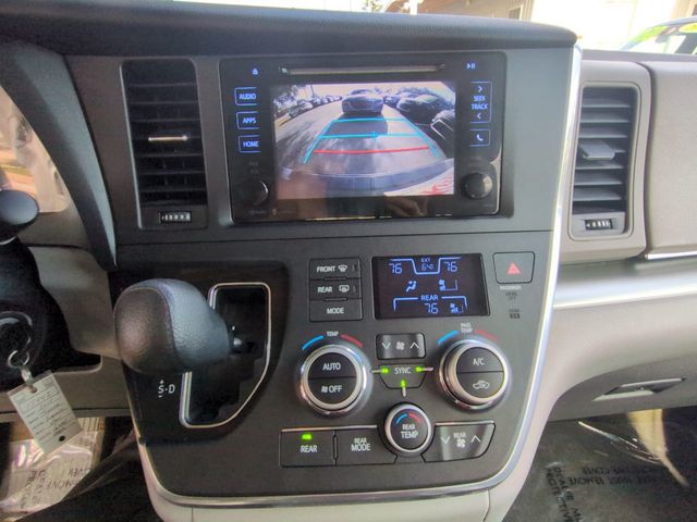 2015 Toyota Sienna LE - 22949502 - 17