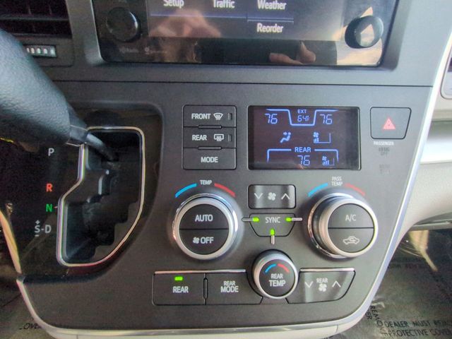 2015 Toyota Sienna LE - 22949502 - 18