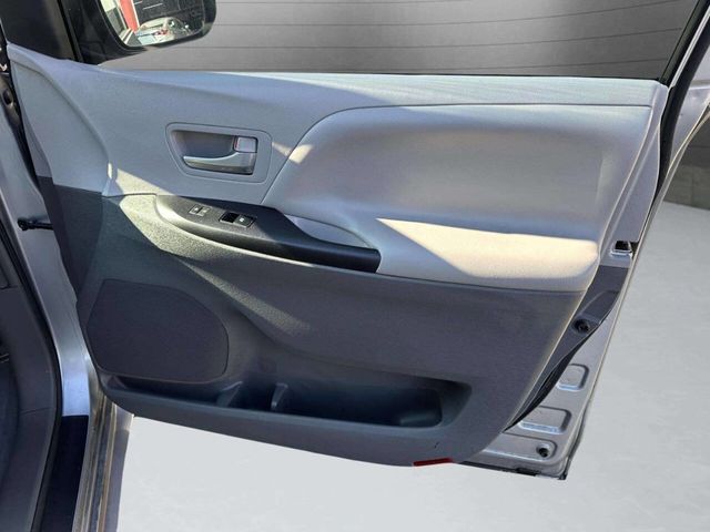 2015 Toyota Sienna LE 8 Passenger 4dr Mini Van - 22940954 - 30