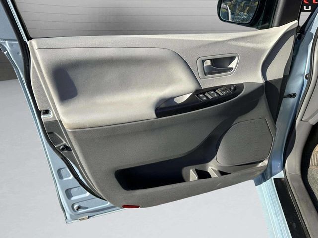 2015 Toyota Sienna LE 8 Passenger 4dr Mini Van - 22940957 - 13