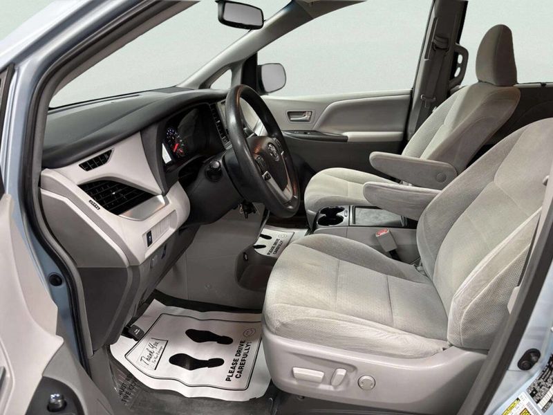 2015 Toyota Sienna LE 8 Passenger 4dr Mini Van - 23052883 - 13