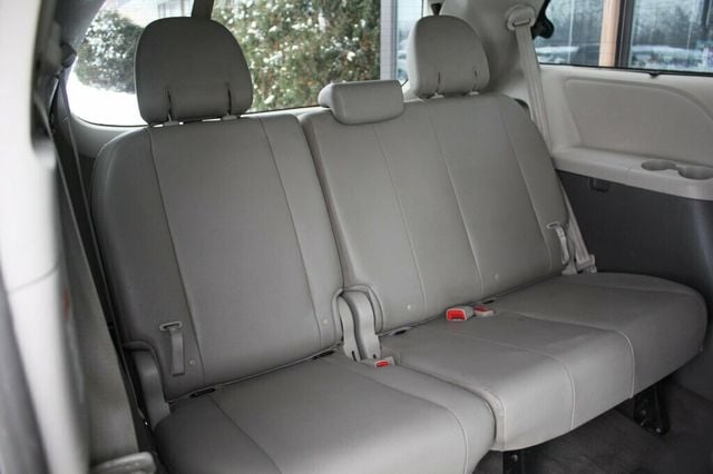 2015 Toyota Sienna ONE OWNER AWD XLE W/ NAVIGATION PKG - 22950406 - 12