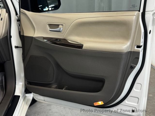 2015 Toyota Sienna XLE - 23033951 - 13