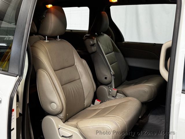 2015 Toyota Sienna XLE - 23033951 - 16
