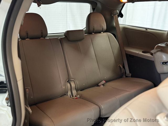 2015 Toyota Sienna XLE - 23033951 - 17