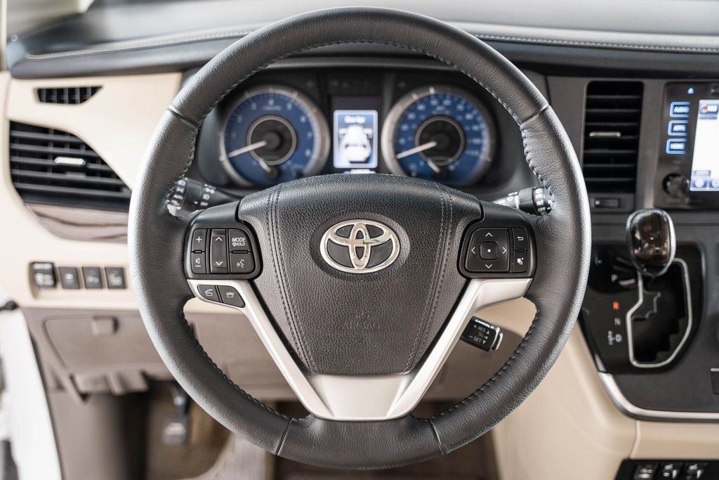 2015 Toyota Sienna XLE - 22419771 - 32