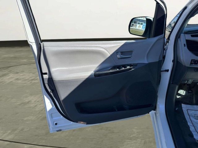 2015 Toyota Sienna XLE 7 Passenger Auto Access Seat 4dr Mini Van - 22997390 - 9