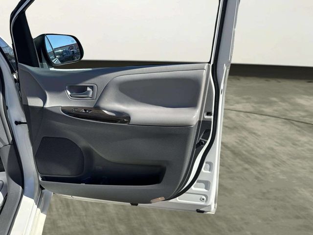 2015 Toyota Sienna XLE 7 Passenger Auto Access Seat 4dr Mini Van - 22997390 - 25