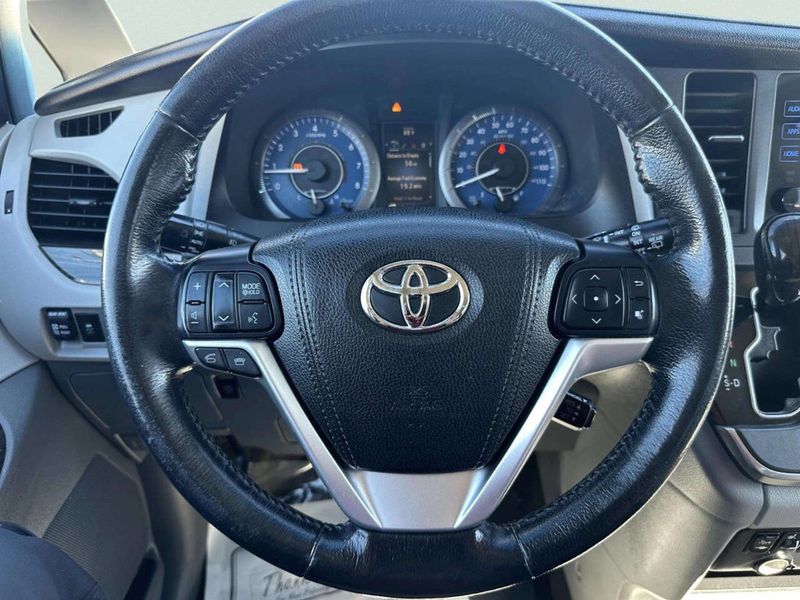 2015 Toyota Sienna XLE 7 Passenger Auto Access Seat 4dr Mini Van - 22997390 - 27