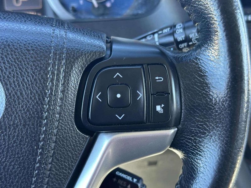 2015 Toyota Sienna XLE 7 Passenger Auto Access Seat 4dr Mini Van - 22997390 - 32