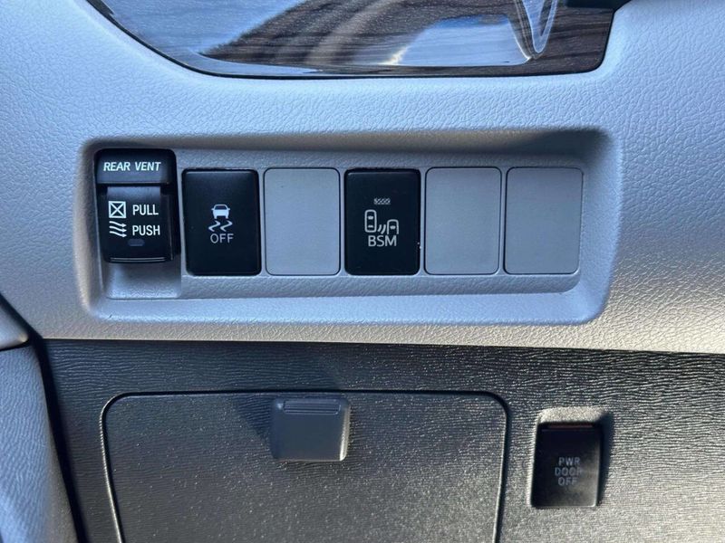 2015 Toyota Sienna XLE 7 Passenger Auto Access Seat 4dr Mini Van - 22997390 - 34