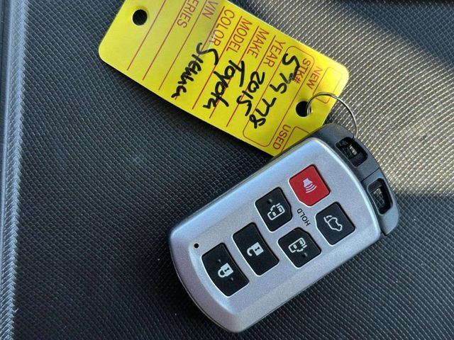 2015 Toyota Sienna XLE 7 Passenger Auto Access Seat 4dr Mini Van - 22997390 - 37