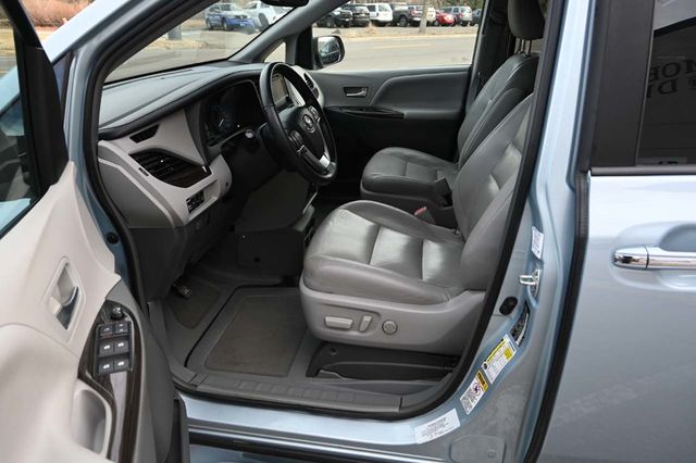 2015 Toyota Sienna XLE Mobility Handicap Van - 22964766 - 12
