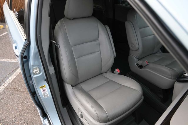 2015 Toyota Sienna XLE Mobility Handicap Van - 22964766 - 15