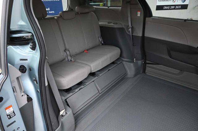 2015 Toyota Sienna XLE Mobility Handicap Van - 22964766 - 17