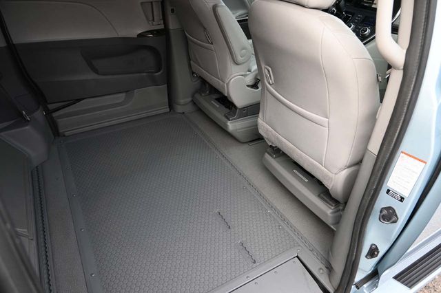 2015 Toyota Sienna XLE Mobility Handicap Van - 22964766 - 18