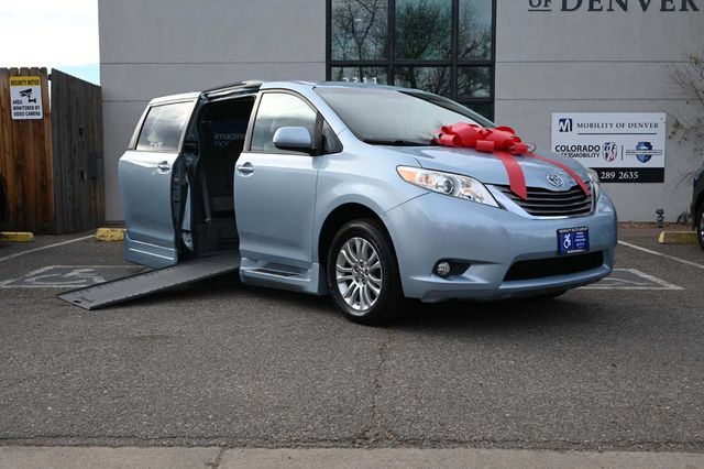 2015 Toyota Sienna XLE Mobility Handicap Van - 22964766 - 1