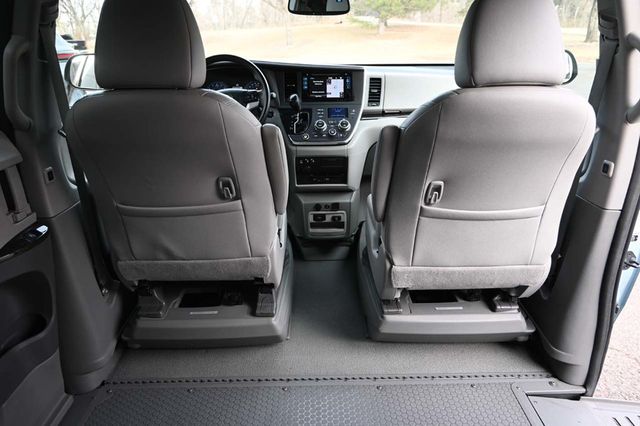 2015 Toyota Sienna XLE Mobility Handicap Van - 22964766 - 19