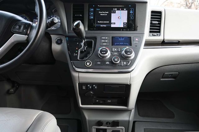 2015 Toyota Sienna XLE Mobility Handicap Van - 22964766 - 22