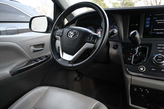 2015 Toyota Sienna XLE Mobility Handicap Van - 22964766 - 23