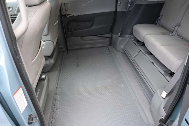 2015 Toyota Sienna XLE Mobility Handicap Van - 22964766 - 27