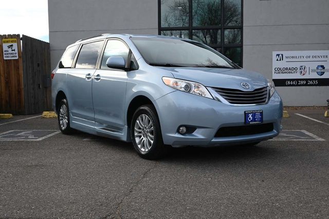 2015 Toyota Sienna XLE Mobility Handicap Van - 22964766 - 2
