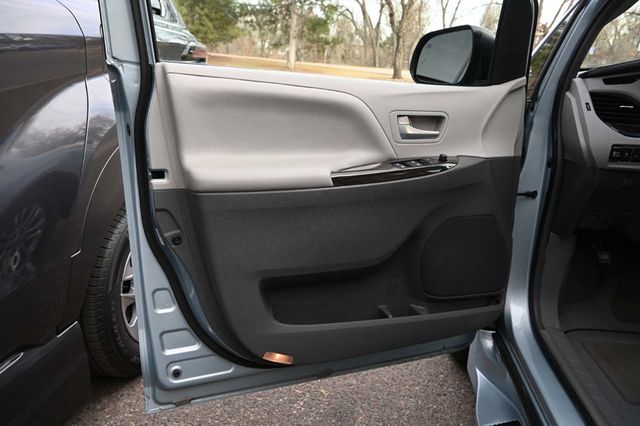 2015 Toyota Sienna XLE Mobility Handicap Van - 22964766 - 30