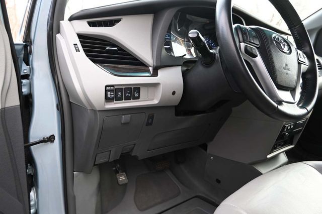 2015 Toyota Sienna XLE Mobility Handicap Van - 22964766 - 31