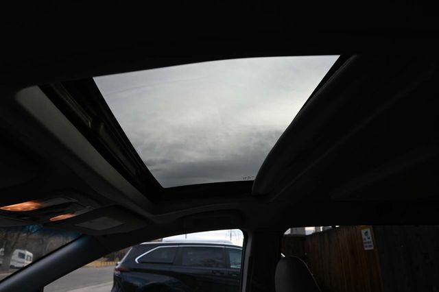 2015 Toyota Sienna XLE Mobility Handicap Van - 22964766 - 33