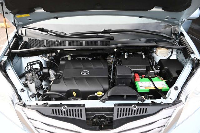 2015 Toyota Sienna XLE Mobility Handicap Van - 22964766 - 36