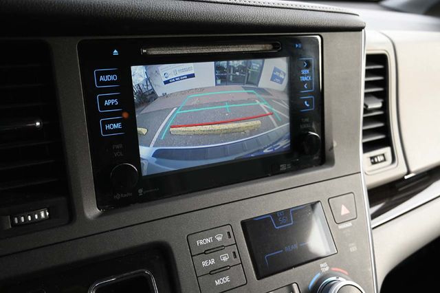 2015 Toyota Sienna XLE Mobility Handicap Van - 22964766 - 38