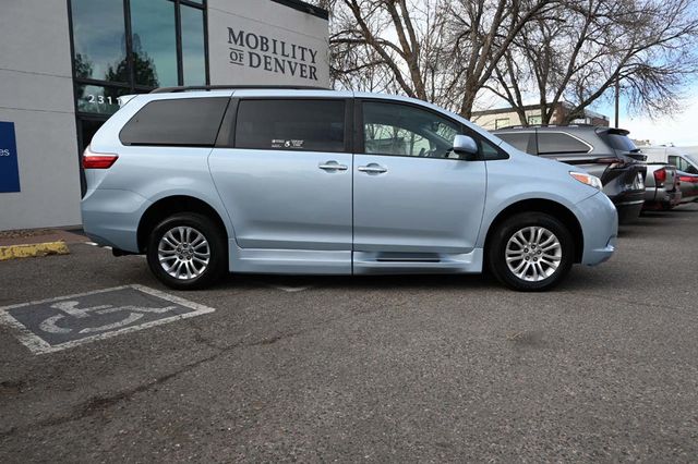 2015 Toyota Sienna XLE Mobility Handicap Van - 22964766 - 4