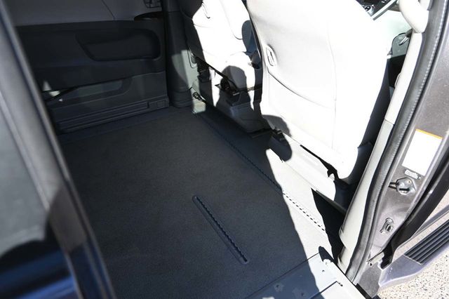2015 Toyota Sienna XLE Mobility Handicap Van - 23006098 - 18