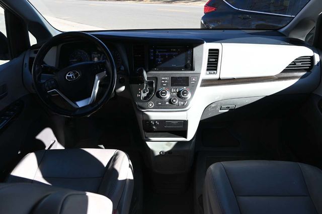 2015 Toyota Sienna XLE Mobility Handicap Van - 23006098 - 21