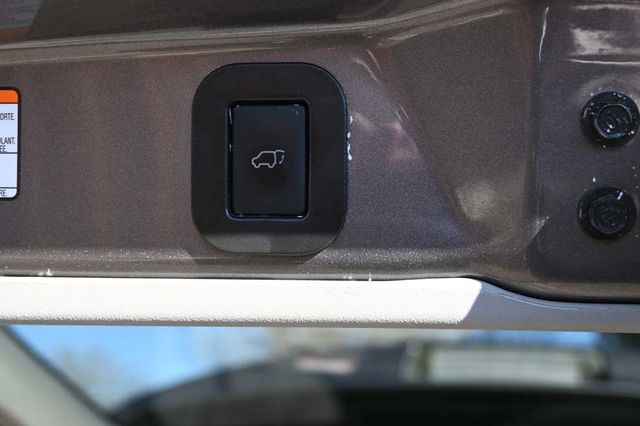 2015 Toyota Sienna XLE Mobility Handicap Van - 23006098 - 25