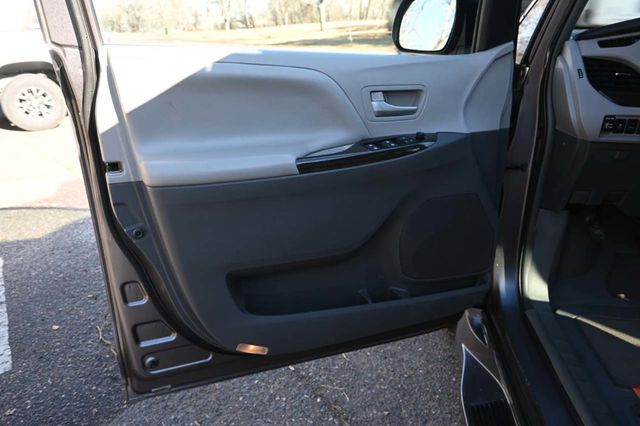 2015 Toyota Sienna XLE Mobility Handicap Van - 23006098 - 29