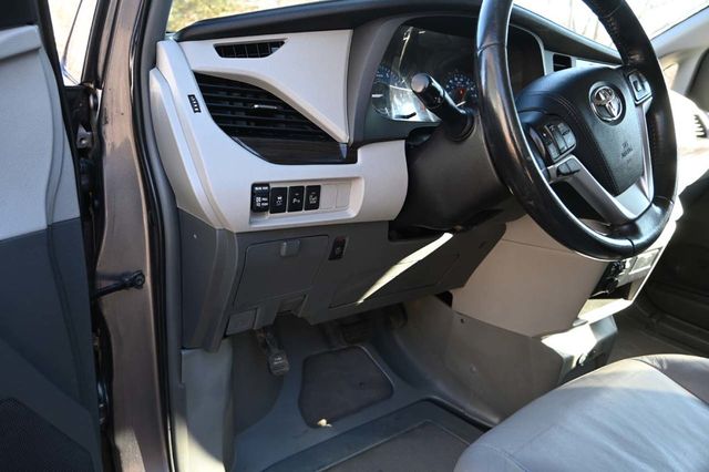 2015 Toyota Sienna XLE Mobility Handicap Van - 23006098 - 30