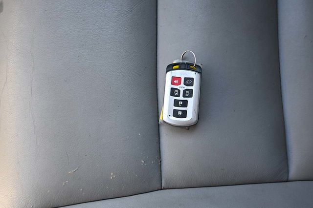 2015 Toyota Sienna XLE Mobility Handicap Van - 23006098 - 38