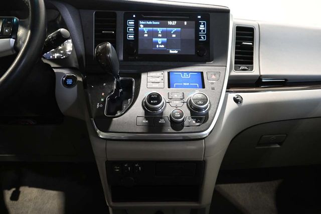 2015 Toyota Sienna XLE Mobility Handicap Van - 23007966 - 22