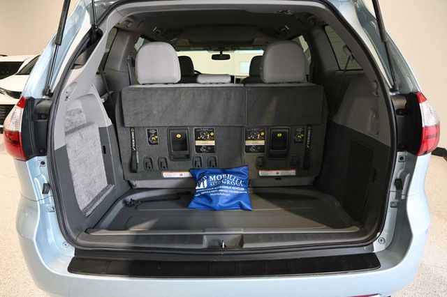 2015 Toyota Sienna XLE Mobility Handicap Van - 23007966 - 24
