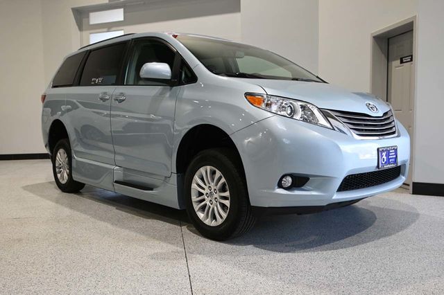 2015 Toyota Sienna XLE Mobility Handicap Van - 23007966 - 2
