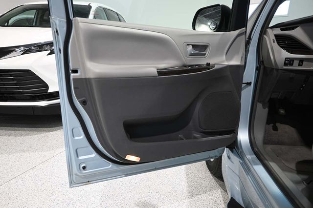 2015 Toyota Sienna XLE Mobility Handicap Van - 23007966 - 29