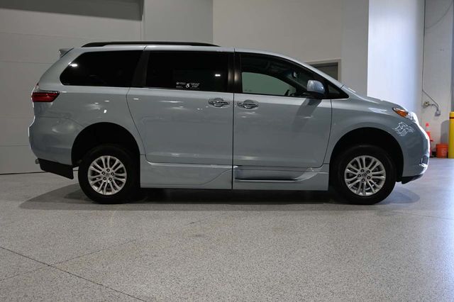 2015 Toyota Sienna XLE Mobility Handicap Van - 23007966 - 4