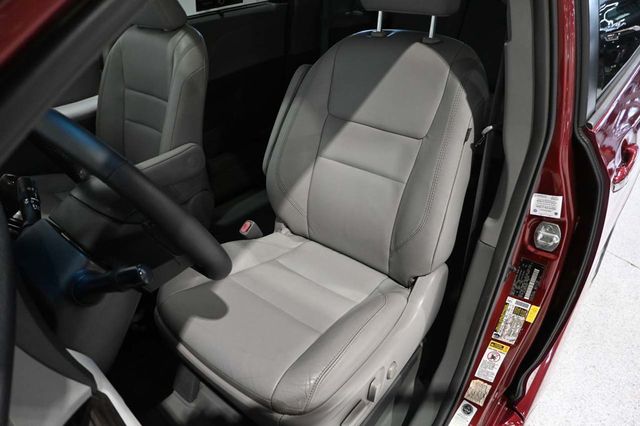 2015 Toyota Sienna XLE Mobility Handicap Van - 23023781 - 13
