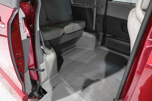 2015 Toyota Sienna XLE Mobility Handicap Van - 23023781 - 17