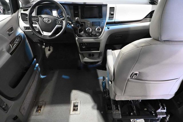 2015 Toyota Sienna XLE Mobility Handicap Van - 23023781 - 20
