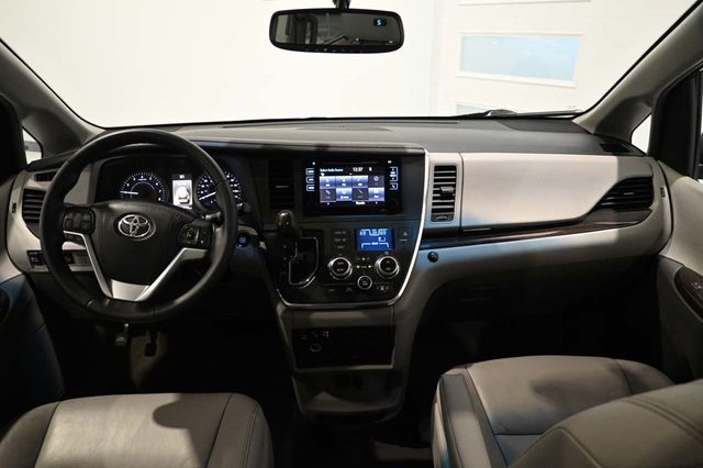 2015 Toyota Sienna XLE Mobility Handicap Van - 23023781 - 23