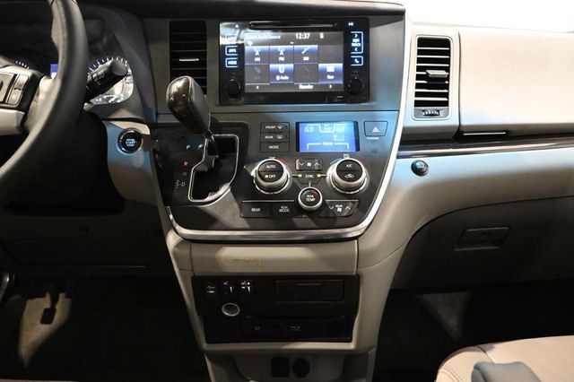 2015 Toyota Sienna XLE Mobility Handicap Van - 23023781 - 24